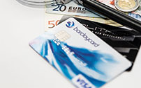 EC-Karte und Kreditkarte zum Vergleich nebeneinander gelegt