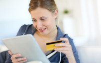 Eine Frau beim Einkaufen im Internet mit ihrer Kreditkarte
