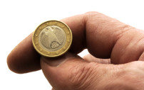 Münze die auf einer Handfläche liegt