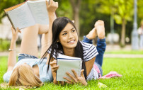 Jugendliche im Park beim Lernen
