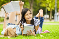 Jugendliche im Park beim Lernen