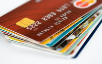 Mehrere Kreditkarten gefächert übereinander