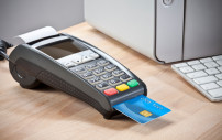 Kreditkarte die im einem Kartenlesegerät steckt