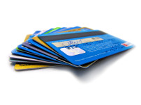 Unterschiedliche Kreditkarten auf einen Haufen